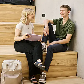 Studierende Forschungsbau Gespräch Uni Erfurt