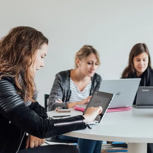 Studierende arbeiten mit Laptops, Universität Erfurt