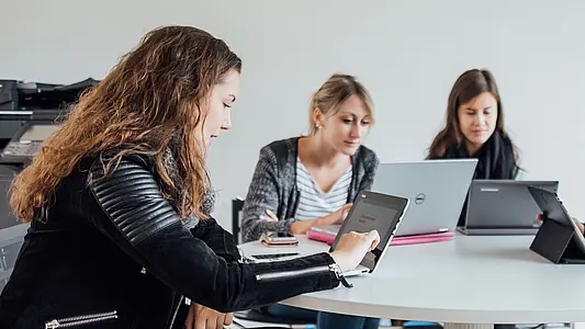 Studierende arbeiten mit Laptops, Universität Erfurt