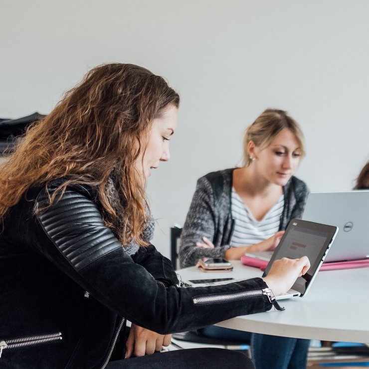 Studierende arbeiten mit Laptops, Universität Erfurt