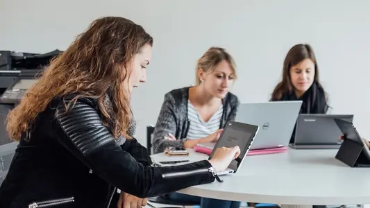 Studierende arbeiten mit Laptops, Universität Erfurt