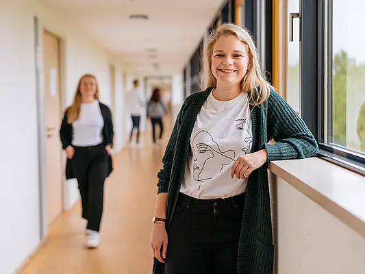 Studentin im Lehrgebäude 4