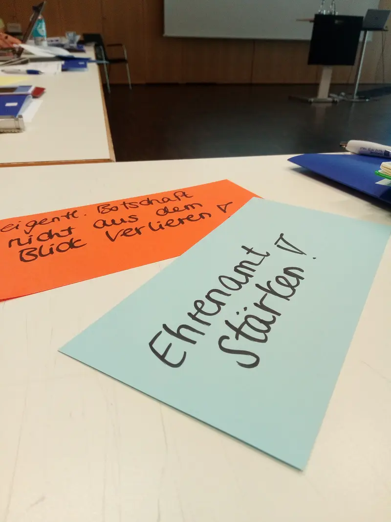 Ideen-Karten mit "Ehrenamt stärken!" und "eigentliche Botschaft nicht aus dem Blick verlieren" im Rahmen der Tagung