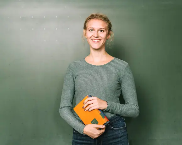 Studentin vor Tafel Uni Erfurt
