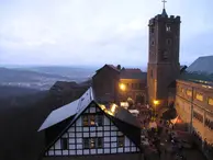 Blick vom Turm auf den Innenhof der Burg in der Dämmerung