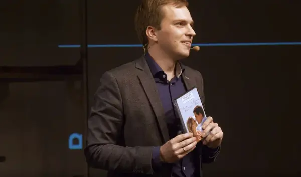 Vortrag von Dominique-Marcel Kosack beim Erfurter Science Slam mit DVD in der Hand 