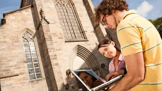 Studierende vor der Erfurter Predigerkirche