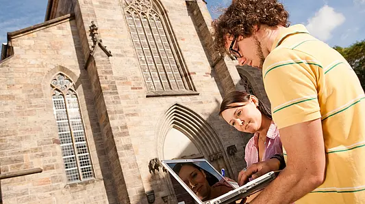 Studierende vor der Erfurter Predigerkirche