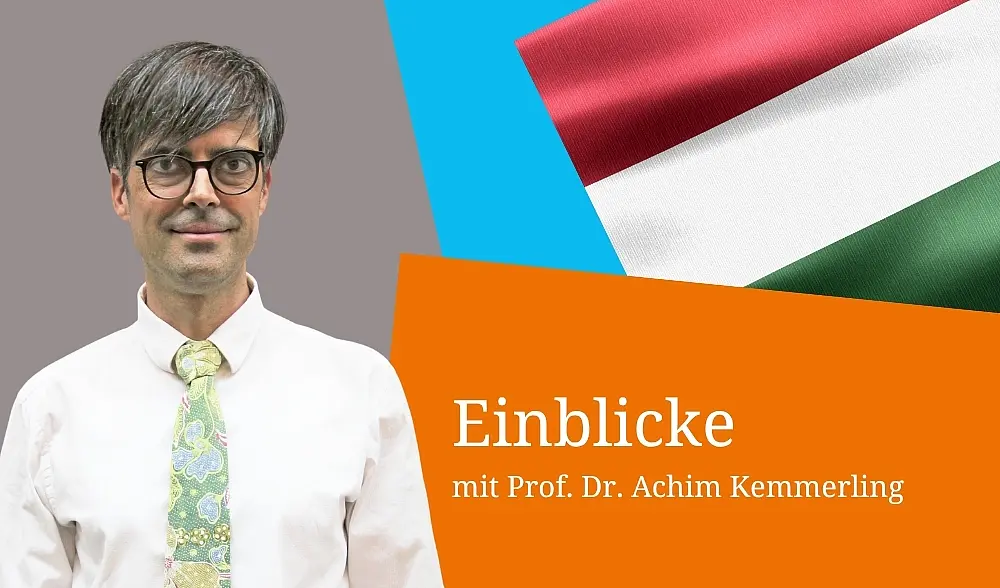 Prof. Dr. Achim Kemmerling mit weißem Hemd und grüner Krawatte, daneben Ungarnflagge und der Schriftzug Einblicke auf orangem Hintergrund