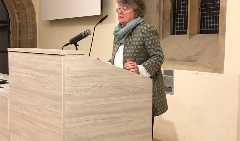 Prof. Dr. Dorothea Sattler am Rednerpult im Rahmen einer Gastvorlesung in Erfurt