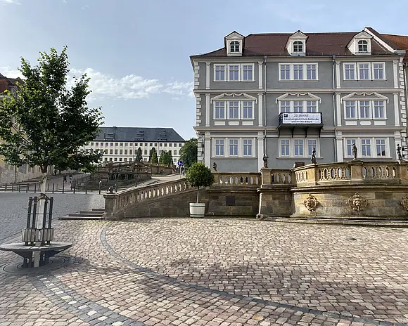 Forschungszentrum vor Schloss
