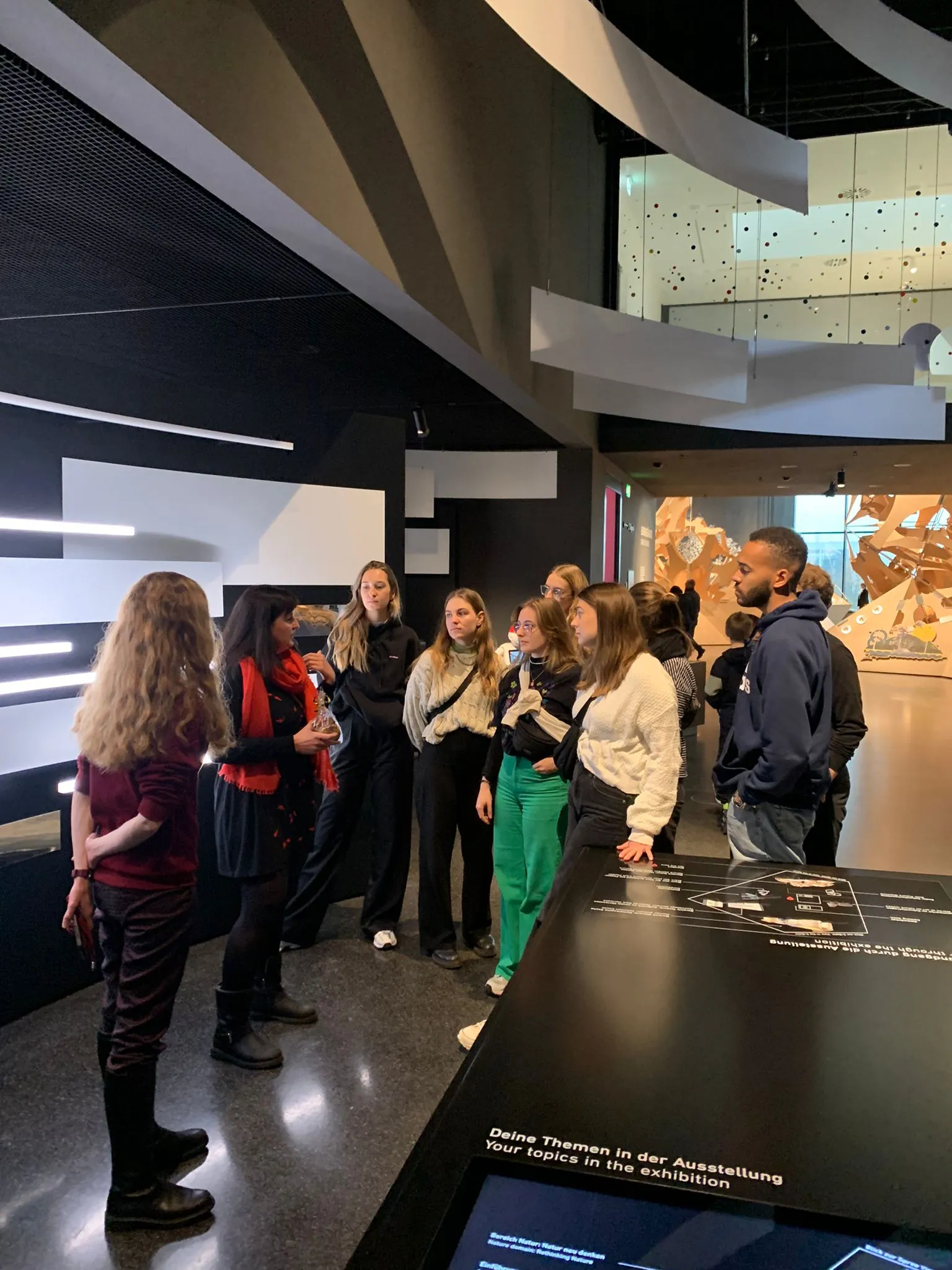Studierende bei einer Führung im Museum