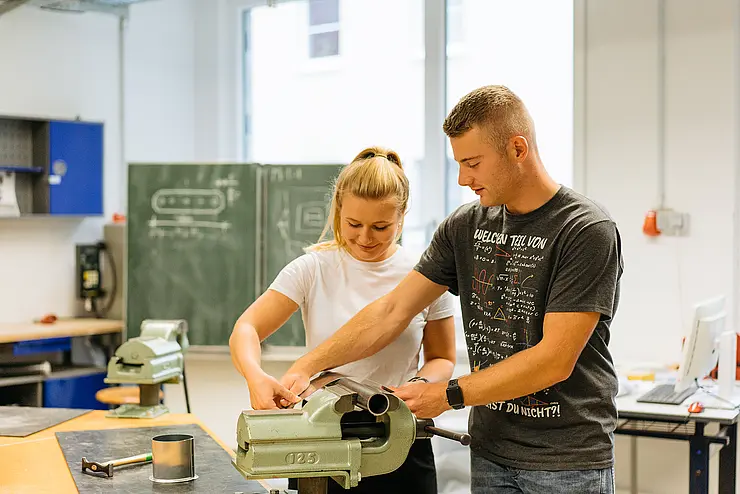 Studierende des Technik-Studiengangs