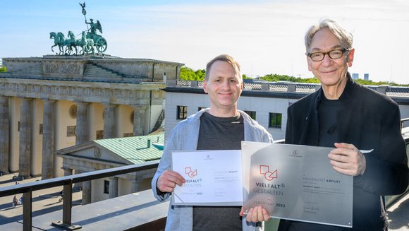 Niklas Radenbach und Walter Bauer-Wabnegg mit dem Diversity-Zertifikat des Stifterverbands 