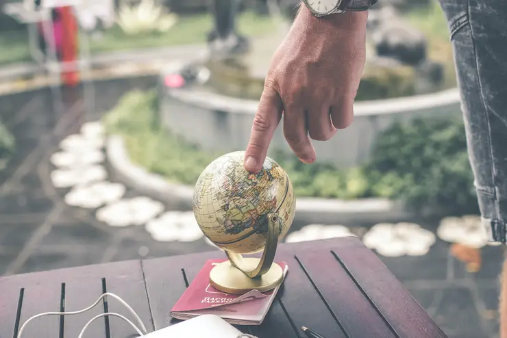 Globus mit Hand_Photo by artem-beliaikin-on unsplash