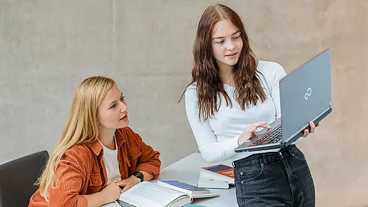Studentinnen mit Laptop