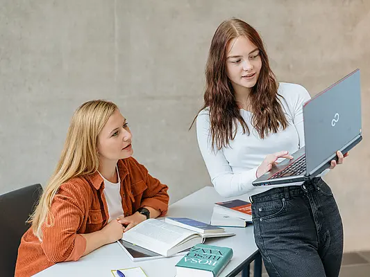 Studentinnen mit Laptop