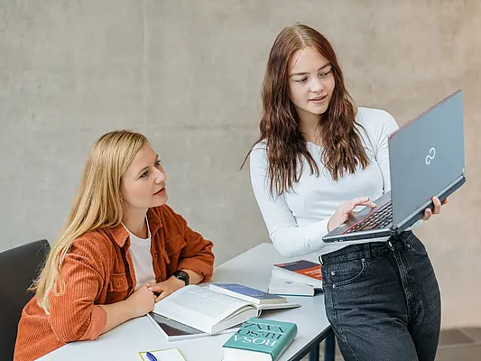 Studentinnen mit Laptop