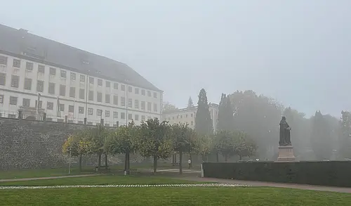 Denkmal Herzog Ernsts I. im herbstlichen Nebel