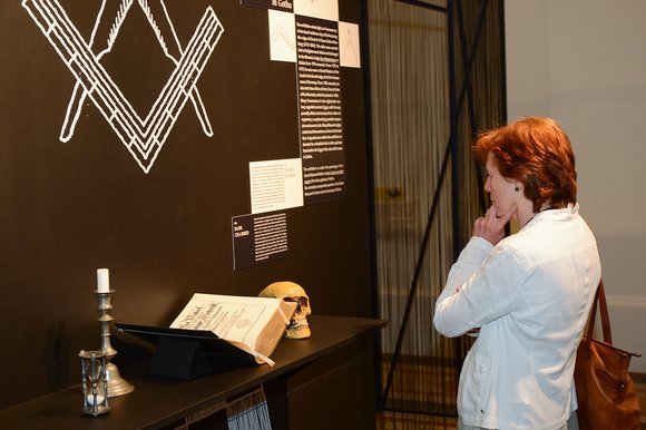 Besucherin in der Freimaurer-Ausstellung