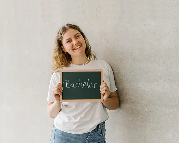 Studentin mit Tafel Bachelor