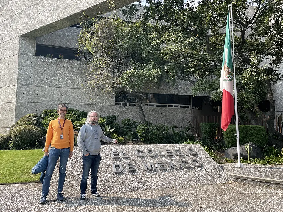 Prof. Kemmerling und Prof. Mehlkop neben dem El Colegio de Mexico