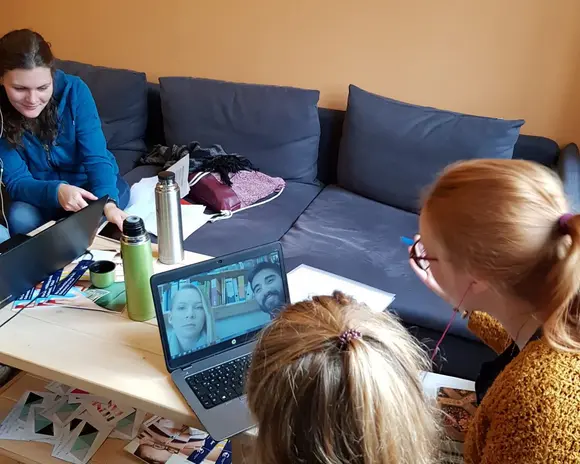 Studierende der Uni Erfurt sitzen mit Laptops über eine Video-Konferenz mit Studierenden der Uni Siegen im Rahmen des gemeinsamen Kooperationsseminars zusammen 