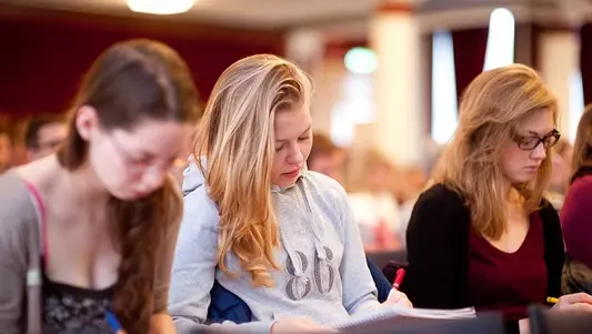 Studierende während einer Vorlesung an der Universität Erfurt