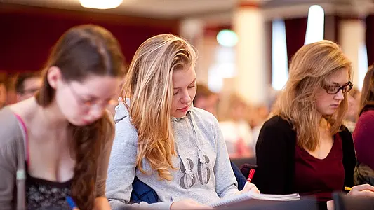Studierende während einer Vorlesung an der Universität Erfurt
