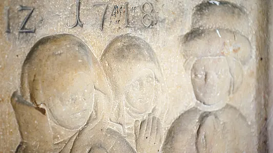 Ein Relief in der Domstraße 10, Katholisch-Theologische Fakultät der Universität Erfurt