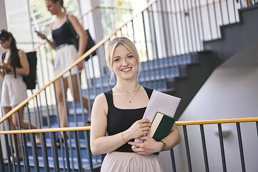 Studentin im Lehrgebäude C07