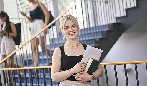 Studentin im Lehrgebäude C07 Studentin im Lehrgebäude C07