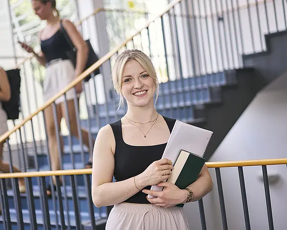 Studentin im Lehrgebäude C07