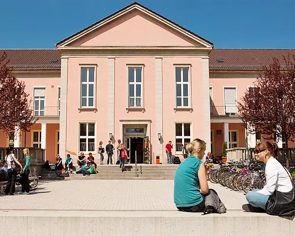 Front des Verwaltungsgebäudes