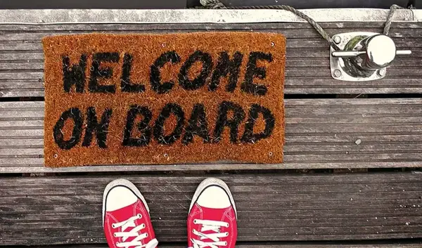 Füße vor Fußabtreter "Welcome on Board"