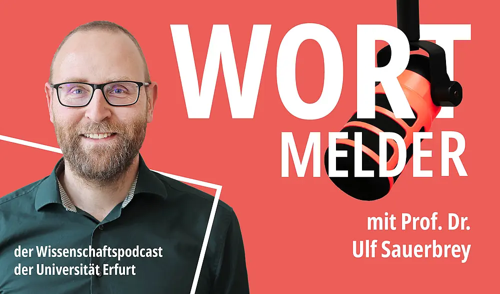 Bildkollage mit einem Foto von Prof. Dr. Ulf Sauerbrey, hellroter Hintergrund, Wortmelder in Kapitälchen, der Wissenschaftspodcast der Universität Erfurt