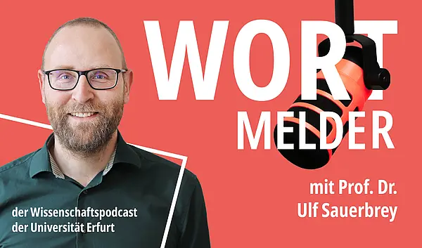 Bildkollage mit einem Foto von Prof. Dr. Ulf Sauerbrey, hellroter Hintergrund, Wortmelder in Kapitälchen, der Wissenschaftspodcast der Universität Erfurt