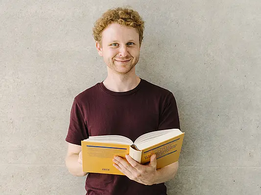 Student mit Buch
