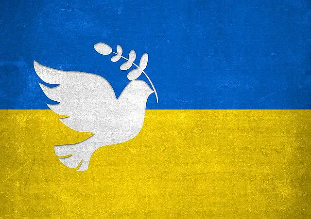 ukrainische Flagge mit Friedenstaube