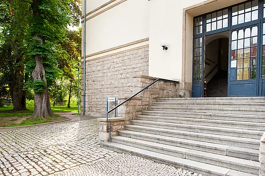 Eingang Lehrgebäude 3, Am Hügel