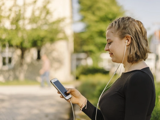 Studentin mit Handy