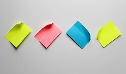 Symbolbild Agiles Projektmanagement (verschiedene Haftnotiz-Zettel)