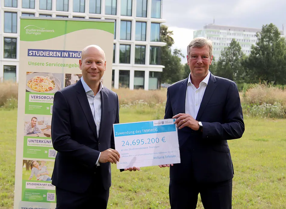 Übergabe des Zuwendungsbescheids für die neue Mensa