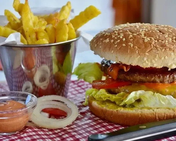 Bild zeigt Hamburger, Pommes und Sauße