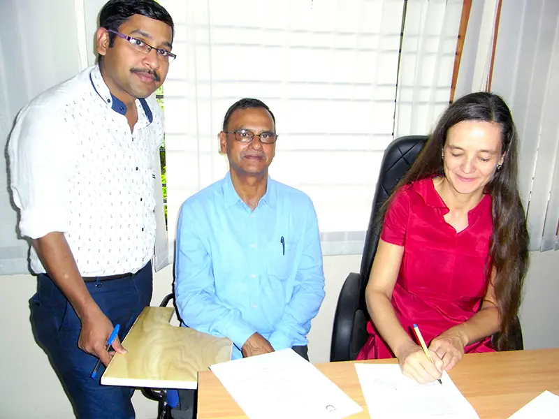Rajneesh Kumar, Prof. R.P. Bahuguna und Prof. Dr. Susanne Rau unterzeichnen in Indien das Memorandum.