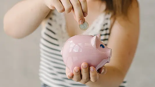 Studentin mit Sparschwein