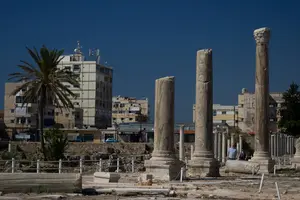 Antike Säulen vor einer modernen Kulisse 
