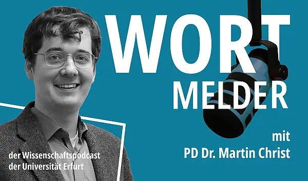 Bildkollage schwarz-weißes Porträtfoto PD Dr. Martin Christ, WORTMELDER, der Wissenschaftspodcast der Universität Erfurt, Hintergrund petrolfarben