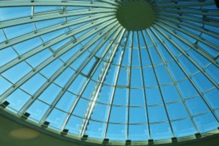 Kuppeldach aus Glas und mit Metallstreben