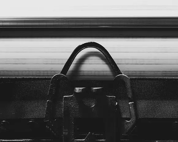 Nahaufnahme einer Schreibmaschine in Schwarz-Weiß